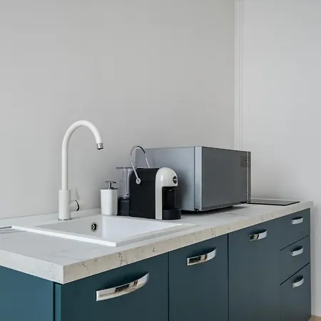 Guesthost - La Baronessa *