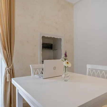 Chic Piazza Della Liberta Apartment