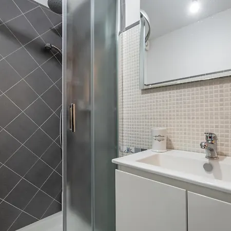 Guesthost - La Baronessa *