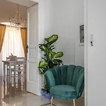 Guesthost - La Baronessa