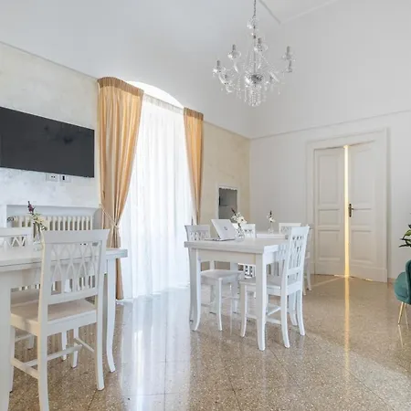 Guesthost - La Baronessa Apartament *