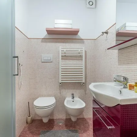 Guesthost - La Baronessa *