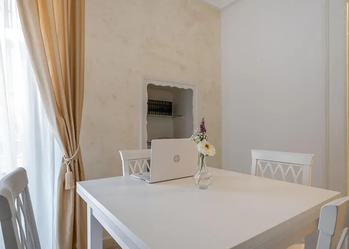 Guesthost - La Baronessa דירה